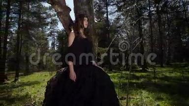 女孩背对着一棵树坐在阳光下